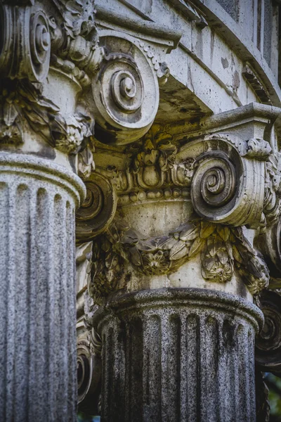 Corinthian capitals in a park — Stock Photo, Image