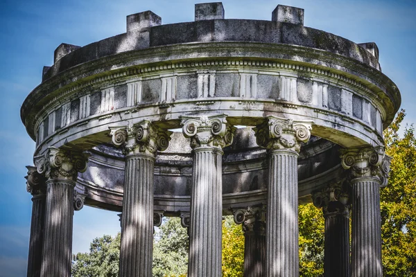 Korintiska huvudstäder i en park — Stockfoto