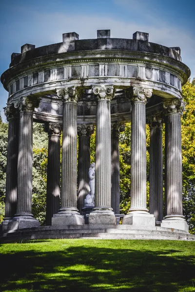 Korinthische kapitelen in een park — Stockfoto