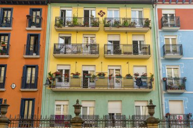 Eski Pamplona, Navarra, İspanya 'da turizm, renkli yapı cephesi. San Fermin 'in meşhur olduğu sokaklar.