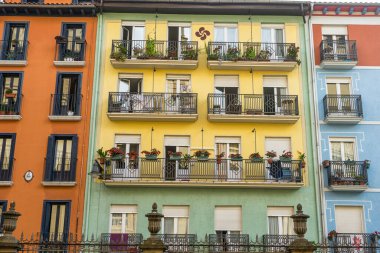 Eski Pamplona, Navarra, İspanya 'daki renkli bina cephesi. San Fermin 'in meşhur olduğu sokaklar.