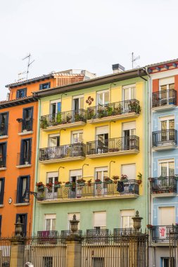Eski Pamplona, Navarra, İspanya 'daki renkli bina cephesi. San Fermin 'in meşhur olduğu sokaklar.