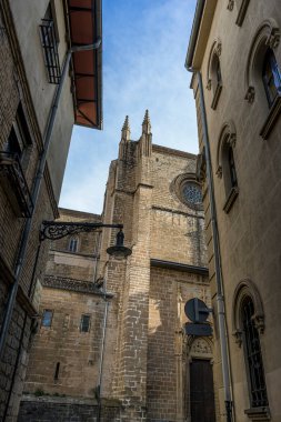 Pamplona 'nın merkezinde bir ortaçağ binası ön cephesi, ortaçağ taş sokakları, şehrin tipik ve turistik sokakları. Navarra İspanya.