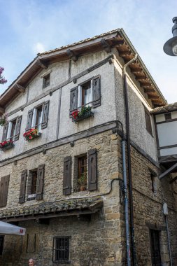 Pamplona 'nın merkezinde bir ortaçağ binası ön cephesi, ortaçağ taş sokakları, şehrin tipik ve turistik sokakları. Navarra İspanya.