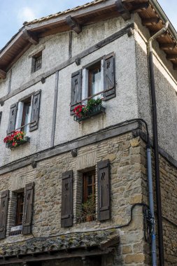Pamplona 'nın merkezinde bir ortaçağ binası ön cephesi, ortaçağ taş sokakları, şehrin tipik ve turistik sokakları. Navarra İspanya.