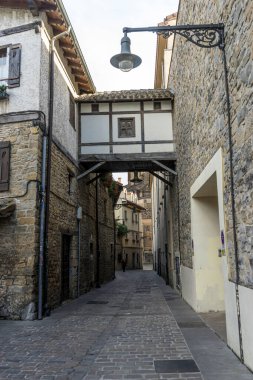 Dar sokaklar, Pamplona 'nın merkezindeki ortaçağ binası cephesi, ortaçağ taş sokakları, şehrin tipik ve turistik sokakları. Navarra İspanya.