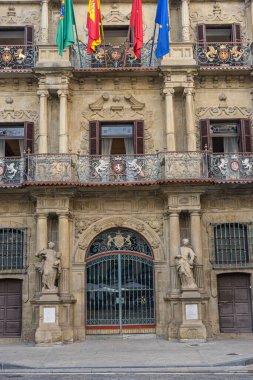 Pamplona Belediyesi 'nin ön cephesi. Chupinazo 'nun fırlatıldığı yerden, San Fermin şenlikleri, Navarra İspanya