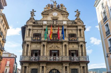 Pamplona Belediyesi 'nin ön cephesi. Chupinazo 'nun fırlatıldığı yerden, San Fermin şenlikleri, Navarra İspanya