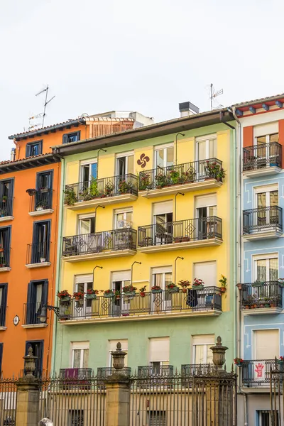Eski Pamplona, Navarra, İspanya 'daki renkli bina cephesi. San Fermin 'in meşhur olduğu sokaklar.