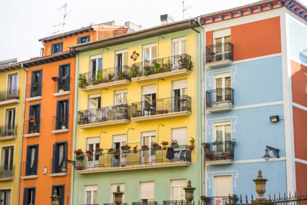 Eski Pamplona, Navarra, İspanya 'da turizm, renkli yapı cephesi. San Fermin 'in meşhur olduğu sokaklar.