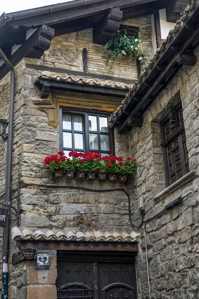 Çiçekli balkon Pamplona 'nın merkezindeki ortaçağ binası cephesi, ortaçağ taş sokakları, şehrin tipik ve turistik sokakları. Navarra İspanya.