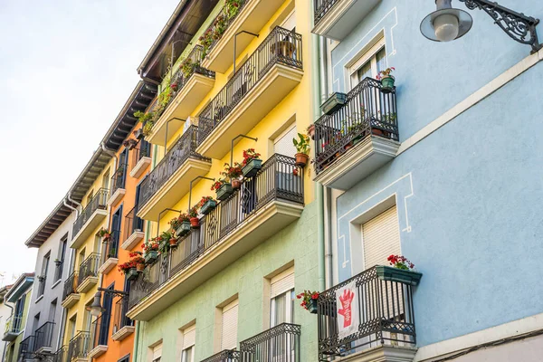 スペインのナバラ州の旧市街にあるカラフルな建物のファサード フェルミンが祝われる通り — ストック写真