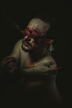 Adam gözlerini sahipleri üzerinde sabit