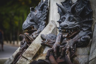 şeytani gargoyles ile bronz heykel