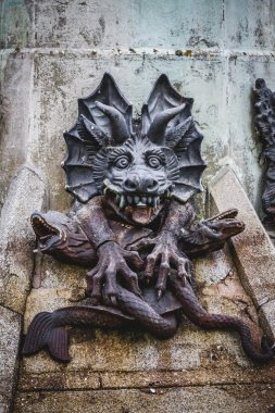 şeytani gargoyles ile bronz heykel