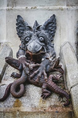 şeytani gargoyles ile bronz heykel