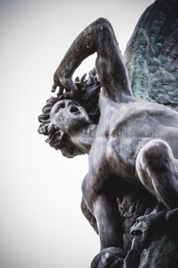 şeytani gargoyles ile bronz heykel