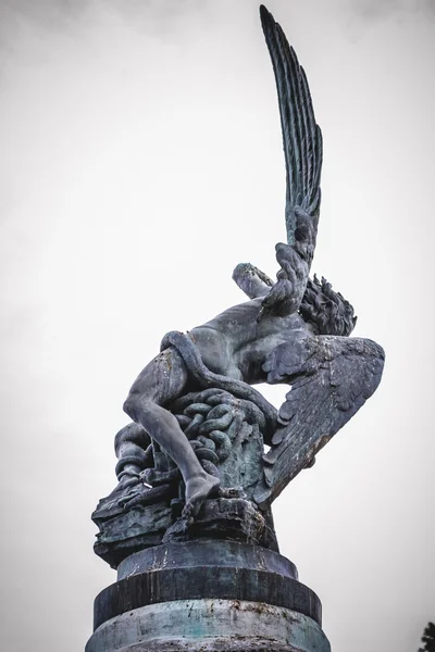 Бронзовая скульптура с демоническими горгульями — стоковое фото
