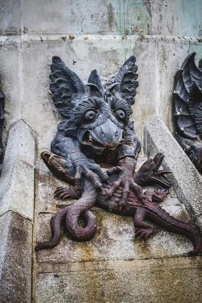 Bronzeskulptur mit dämonischen Wasserspeiern — Stockfoto