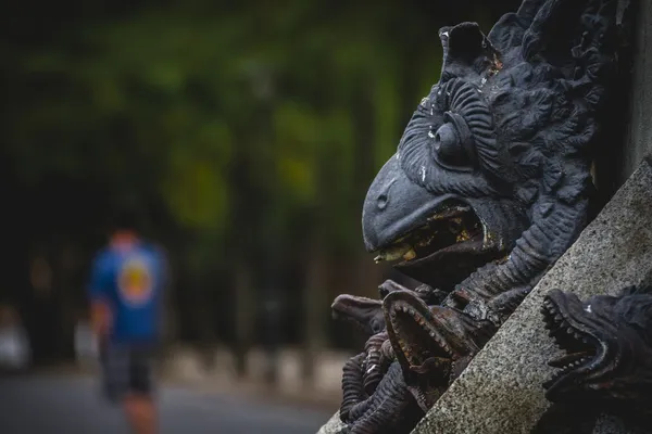 악마 gargoyles과 청동 조각 — 스톡 사진