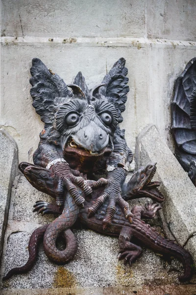 Escultura de bronze com gárgulas demoníacas — Fotografia de Stock