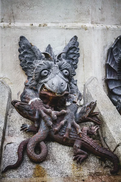 Scultura in bronzo con gargoyle demoniaci — Foto Stock