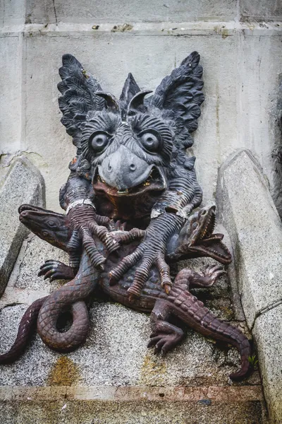 Escultura de bronze com gárgulas demoníacas — Fotografia de Stock