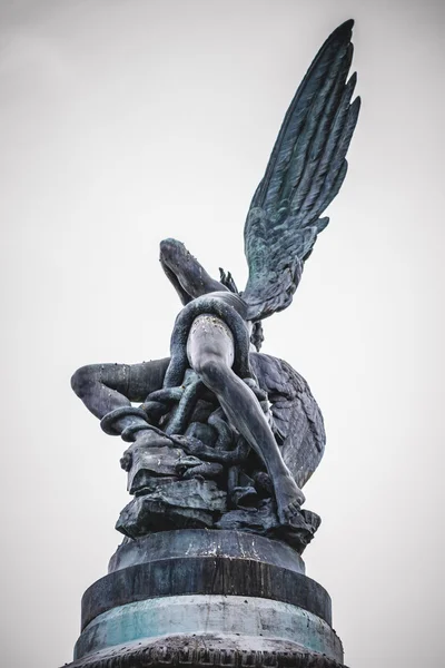 Escultura de bronze com gárgulas demoníacas — Fotografia de Stock