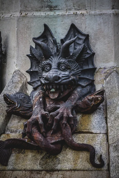 与恶魔怪兽的青铜雕塑 — 图库照片