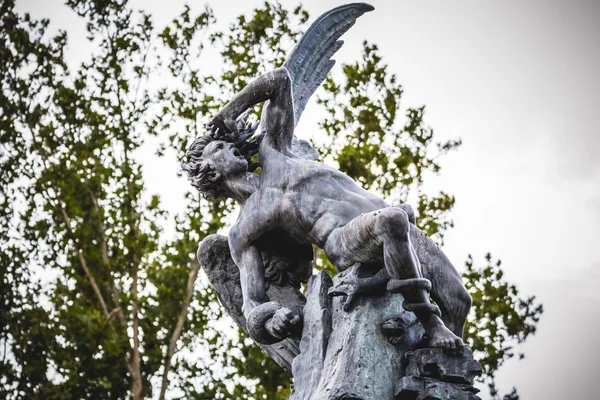 Brons skulptur med demoniska gargoyles — Stockfoto