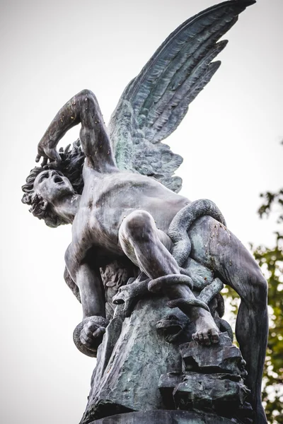 Şeytani gargoyles ile bronz heykel — Stok fotoğraf