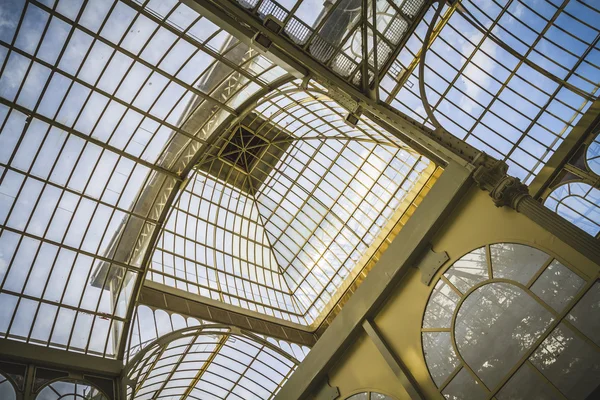 Palais de cristal dans le parc du Retiro — Photo