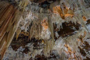 Eski bir mağarada sarkıt ve dikitlerin oluşumu
