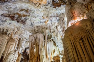 Eski bir mağarada sarkıt ve dikitlerin oluşumu