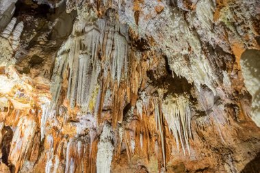 Jeolojik olarak, antik bir mağarada sarkıt ve dikitlerin oluşumu.