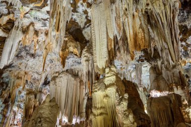 Jeolojik olarak, antik bir mağarada sarkıt ve dikitlerin oluşumu.