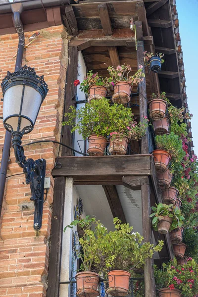 有花盆的旧建筑的立面 西班牙中部的旅游 典型的植物装饰 — 图库照片