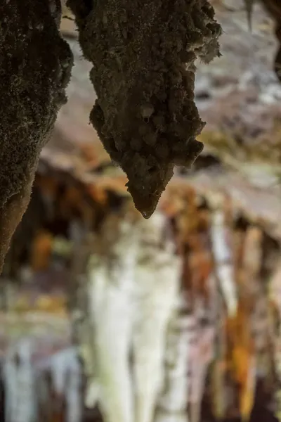 Tworzenie Stalaktytów Stalagmitów Wewnątrz Starożytnej Jaskini — Zdjęcie stockowe