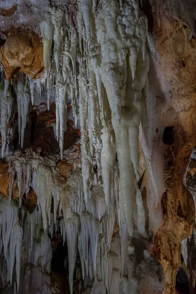 Sotterraneo Formazione Stalattiti Stalagmiti All Interno Antica Grotta — Foto Stock