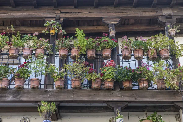 Façade Vieux Bâtiment Avec Pots Fleurs Tourisme Dans Centre Espagne — Photo