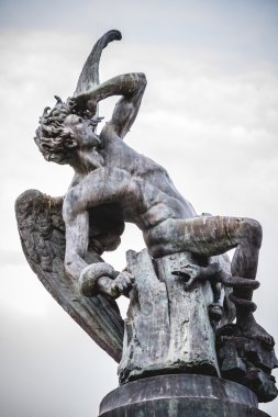 Şeytan figürü, bronz heykel