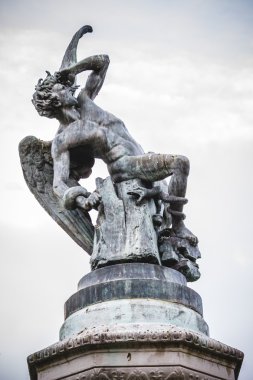 Şeytan figürü, bronz heykel