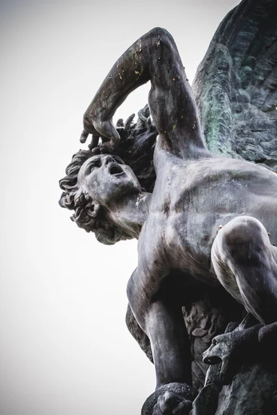 Фигура дьявола, бронзовая скульптура — стоковое фото