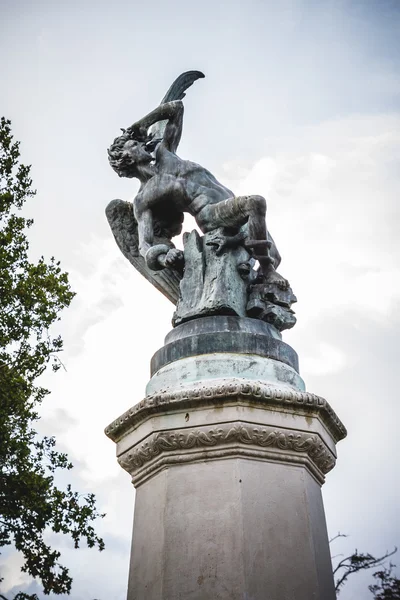 Şeytan figürü, bronz heykel — Stok fotoğraf