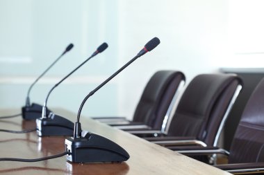 Toplantı odasında konferans mikrofonlar