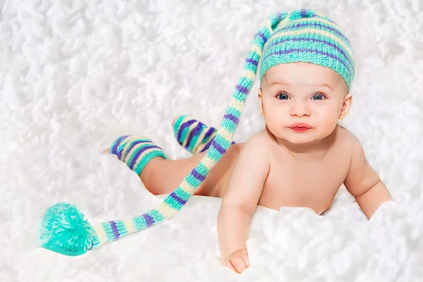 Novorozeně v modré pletené čepice — Stock fotografie
