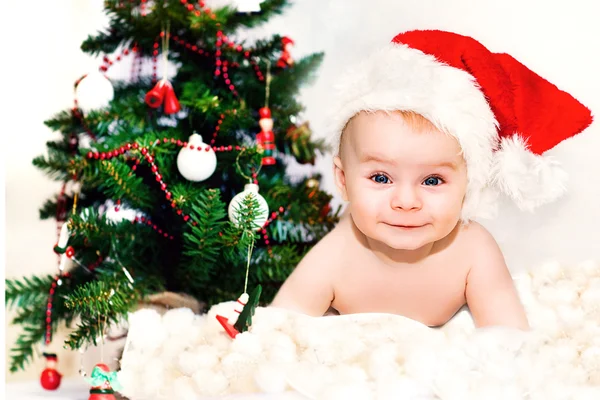 Kleine jongen in Kerstman hoed — Stockfoto