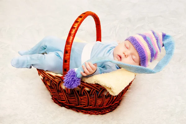 Neugeborenes Baby in blauer Strickmütze — Stockfoto