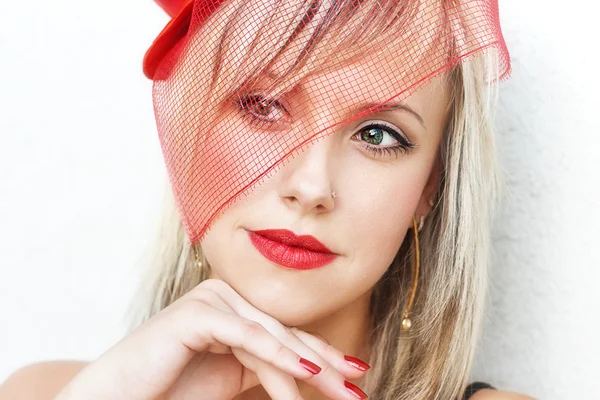 Portrait of beautiful young woman — Stock Photo, Image