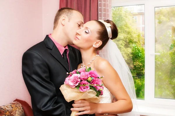 Casamento de casal beijando — Fotografia de Stock